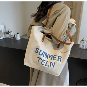 Détail du sac fourre-tout en toile avec broderie Summer Teln et anses en cuir rivetés