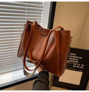 Détail du sac cabas marron vintage avec bandoulière ethnique et texture de cuir