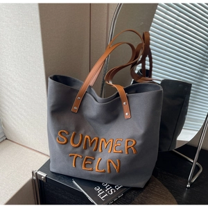 Détail du grand sac cabas en toile avec broderie orange SUMMER TELN et poignées en similicuir