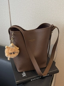 Women Vintage Litchi Grain PU Leather Bucket Bag Large Capacity Shoulder Crossbody Tote Bag With Cute Plush Charm