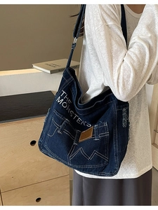 Dunkelblaue Denim-Tasche im Retro-Stil mit THE MONSTERS Print und verstellbarem Gurt