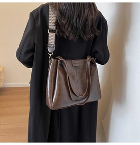 Détail du sac cabas marron foncé vintage avec texture cuir rétro et rivets