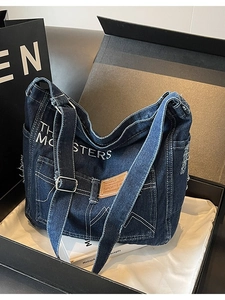 Große dunkelblaue Denim-Tasche mit THE MONSTERS Stickerei in einer schwarzen Geschenkbox
