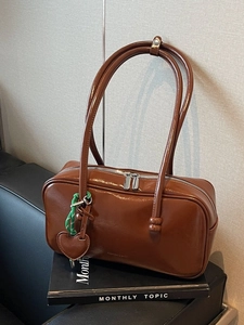 Sac Bowling Rétro en Cuir PU pour Femmes Sac à Épaule Grande Capacité Avec Pendentif Coeur et Corde Tressée Quotidien