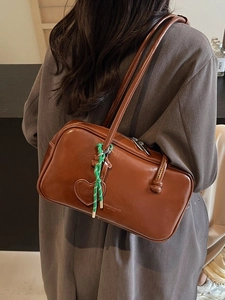 Sac bowling rétro en cuir marron avec breloque cœur et bandoulière pour femme