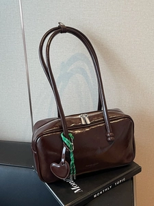 Sac bowling rétro en cuir brillant marron foncé avec charm cœur et bandoulière fine