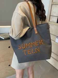 Grand sac fourre-tout gris en toile avec broderie orange et bandoulières en cuir marron