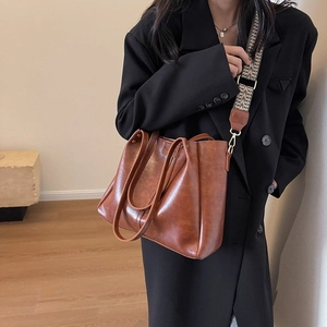 Sac fourre-tout vintage marron en similicuir avec bandoulière à motif et design structuré