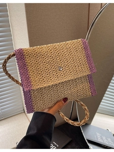 Borsa a busta in paglia con accenti viola e fibbia in metallo per le vacanze