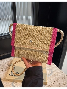 Borsa a busta in paglia intrecciata con strisce rosa e chiusura magnetica in metallo