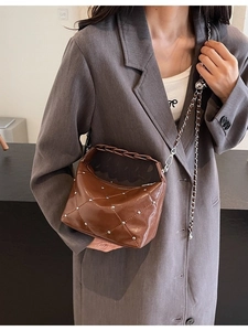 Women Quilted PU Leather Crossbody Bag With Rivets Chain Strap Niche Design Hobo Shoulder Bag Minimalist Commuter Bag
