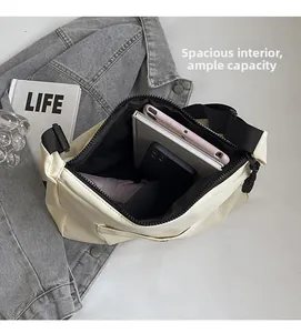 Dettaglio della borsa tote in nylon che mostra lo spazioso interno per i tablet