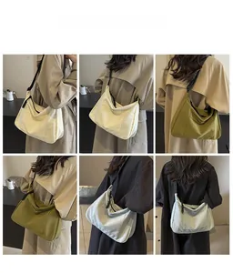 Collage di modelle che indossano borse tote in nylon multicolore con tracolle regolabili per uso