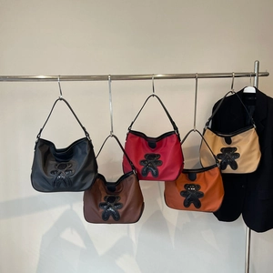 Détails de sacs de voyage en nylon colorés avec ours à paillettes sur un support métal