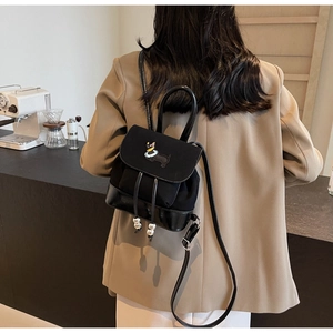 Details eines schwarzen Canvas-Rucksacks mit Tierstickerei und Kordelzug für Damen im Retro-Stil