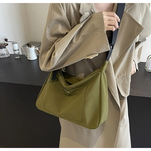 Borsa tote in nylon verde oliva con tasca esterna e robusta tracolla nera per l'uso quotidiano
