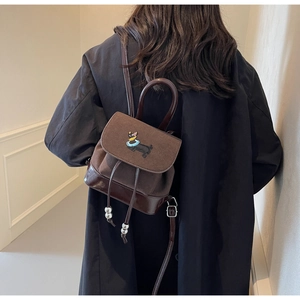 Detaillierte Ansicht des braunen Vintage-Wildleder-Minirucksacks mit Dackelstickerei
