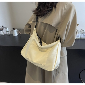 Vista posteriore di una borsa tote grande in nylon beige con tracolla e dimensioni pratiche