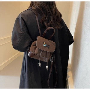 Detail des braunen Vintage-Wildlederrucksacks mit süßer Dackel-Stickerei und Kordelzug