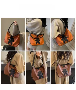 Vues détaillées du sac de voyage pour femme avec ours en paillettes et lanières en cuir