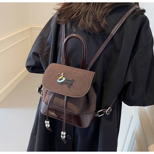 Detailansicht eines Vintage-Mini-Rucksacks mit Dackel-Stickerei und braunem Finish