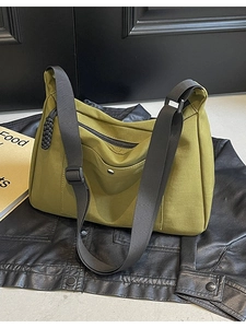 Borsa hobo in nylon verde con tracolla regolabile su una giacca di pelle