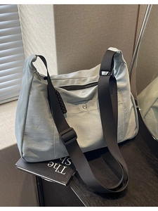 Grande borsa tote in nylon celeste con tracolla larga per il pendolarismo quotidiano