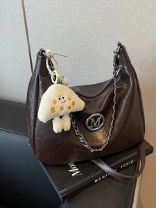 Women Vintage Wrinkled PU Leather Shoulder Bag Large Capacity Chain Tote Hobo Bag With Cute Plush Pendant Zipper Commuter Bag