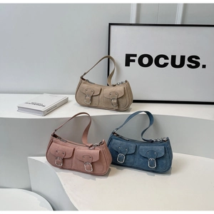 Minimalistische Darstellung von Vintage-Baguette-Taschen in Beige, Rosa und Denimblau