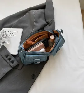 Innenansicht der Denim-Tasche mit braunem Futter, die das geräumige Staufach zeigt