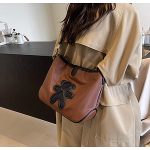 Sac de voyage marron en nylon avec écusson ours noir et bandoulière ajustable