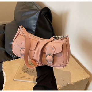 Detailaufnahme der rosa Baguette-Tasche mit Lychee-PU-Leder und silbernen Schnallentaschen