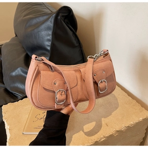 Detail der rosa Schultertasche aus Leder mit zwei Vordertaschen und Retro-Schnallenverzierung