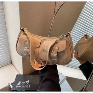 Detail der hellbraunen Wildleder Y2K Baguettetasche mit Doppeltaschen und Silberschnallen