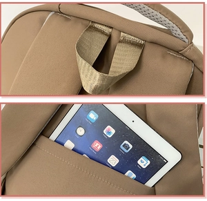 Détail de la poignée rembourrée et poche arrière antivol pour petite tablette