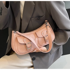 Rosa Retro-Schultertasche mit zwei Vordertaschen und Schnallen, kombiniert mit grauem Blazer