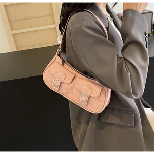 Detail der altrosa Wildleder-Unterachseltasche mit doppelten Klappentaschen und Silberbuckles