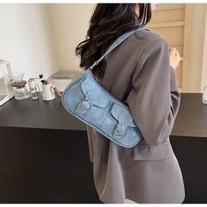 Nahaufnahme der hellblauen Denim-Hobo-Tasche mit doppelten Schnallentaschen im Y2K-Stil