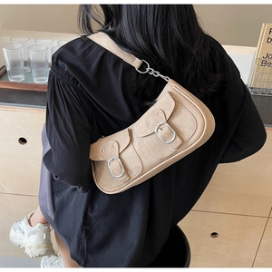 Detailansicht der khakifarbene Wildleder-Baguette-Tasche mit zwei Taschen und Schnallen