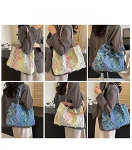 Collage de sacs cabas en denim avec imprimé étoile, détails à franges et anneaux en métal