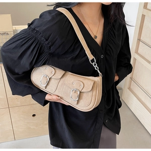 Beige Vintage-Baguette-Tasche mit zwei Klappentaschen und silbernem Kettenriemen-Detail