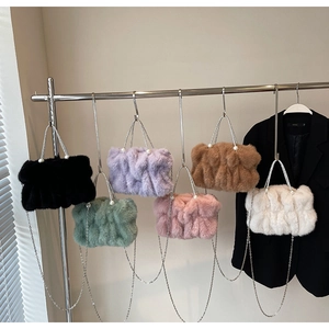 Pluche crossbodytassen met parels en diamanten handvatten in zes zachte kleuren