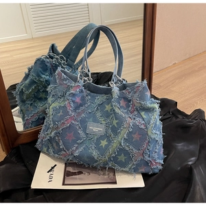 Détails du sac cabas en jean avec écussons étoiles effilochés et poignées robustes