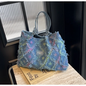 Gros plan du sac en jean avec motifs de losanges vieillis et étoiles colorées