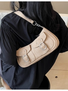 Beige Baguette-Tasche aus Kunstleder mit doppelten Vordertaschen und silberner Kette