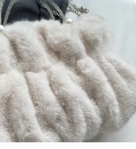 Detail van zachte imitatiebonttextuur met elegante parels en zilveren metalen ketting