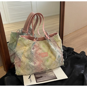 Gros plan d'un sac cabas en toile à motif d'étoiles avec des détails de franges rétro
