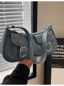 Schicke blaue Denim-Achseltasche mit doppelten Schnallentaschen und silbernen Details