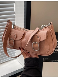 Schultertasche in Altrosa mit zwei Taschen und silbernen Metallschnallen im modernen Stil