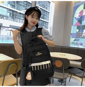 Détail du sac à dos noir imperméable avec bandes réfléchissantes et porte-monnaie pizza